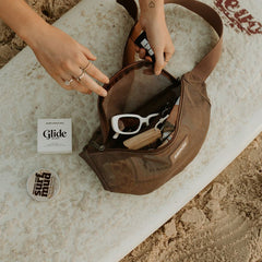 SANDE™ ESSENTIALS CROSSBODY BAG - ESPRESSO